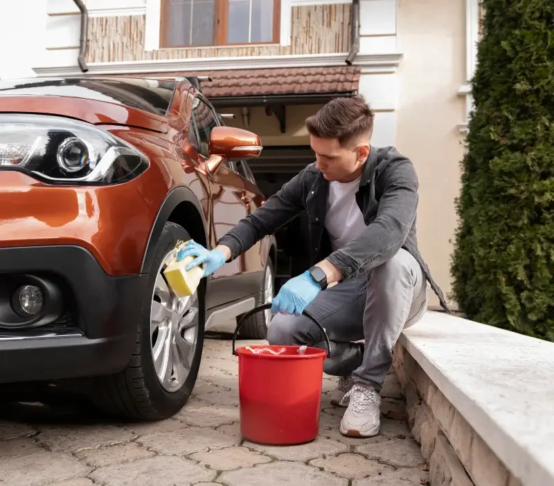 Lavage auto à domicile Lajoux : professionnel intervenant sur un véhicule